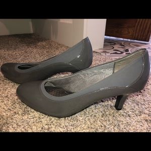 NWOT Life Stride size 9.5 gray heels